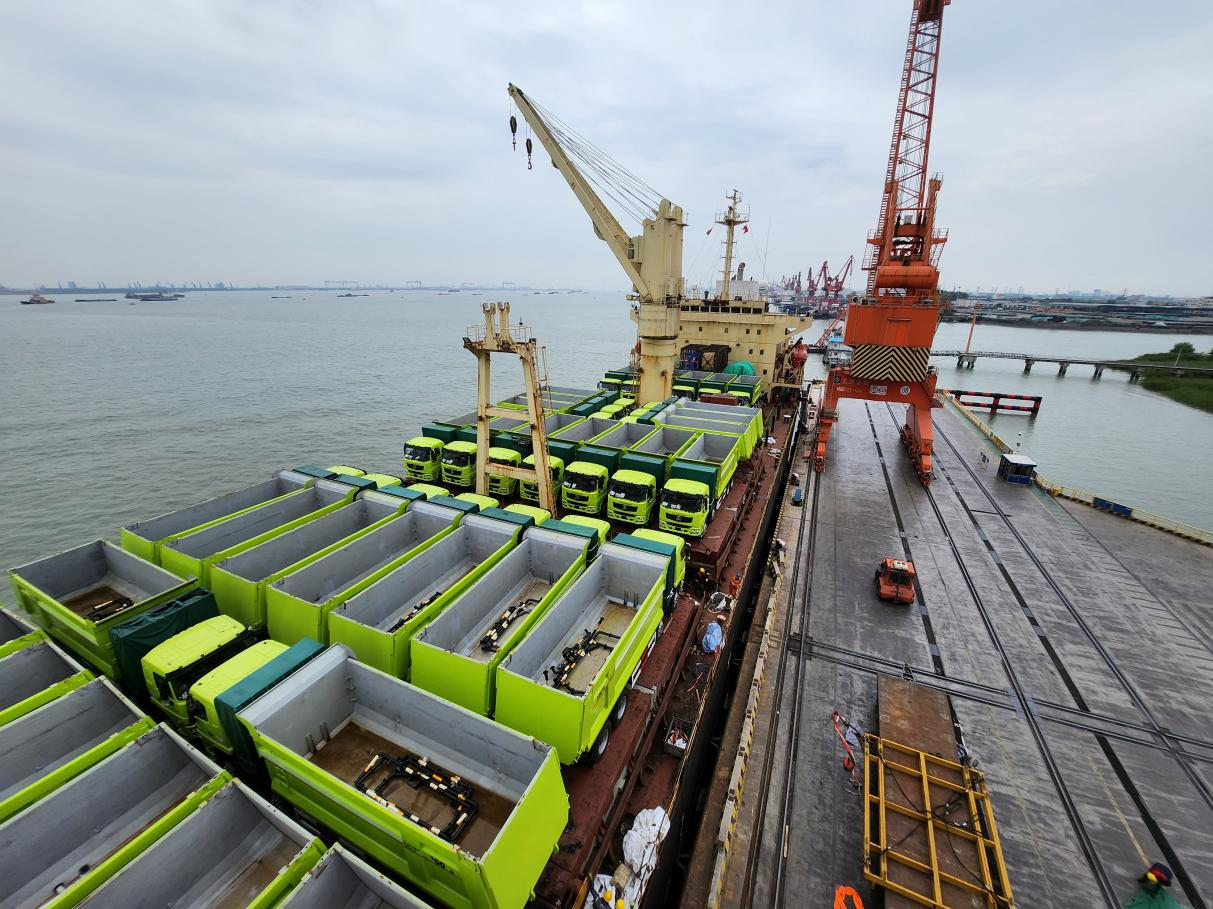 新能源礦卡裝船出海。福建青拓重工有限公司供圖