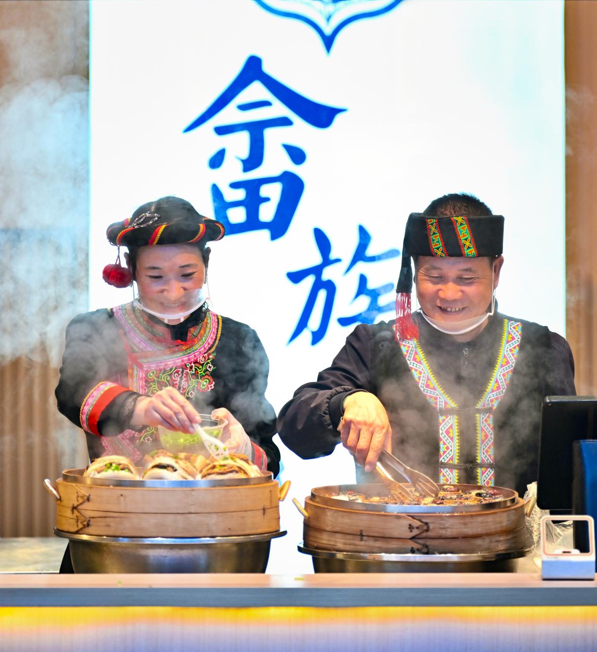 林厝服務(wù)區(qū)內(nèi)的畬族特色小吃。陳青供圖