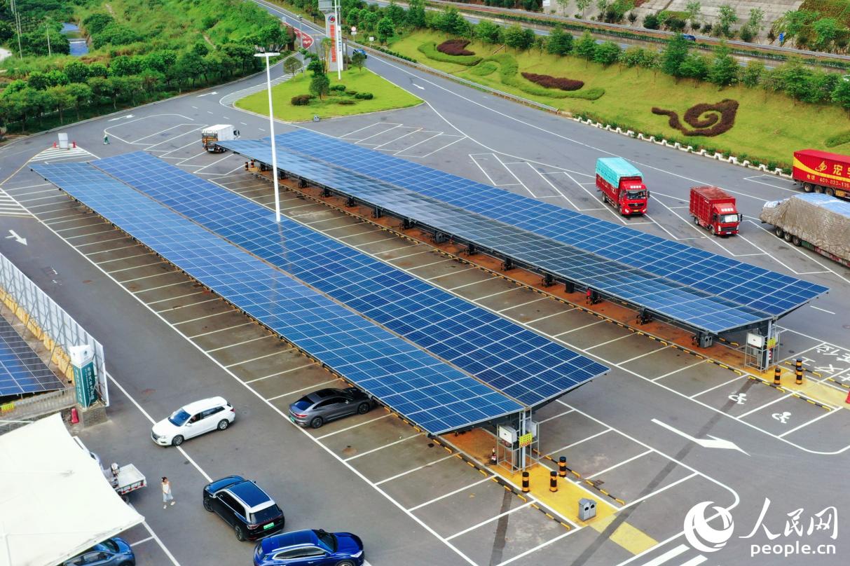 光伏停車位的太陽(yáng)能板可為服務(wù)區(qū)供電。人民網(wǎng) 李唯一攝