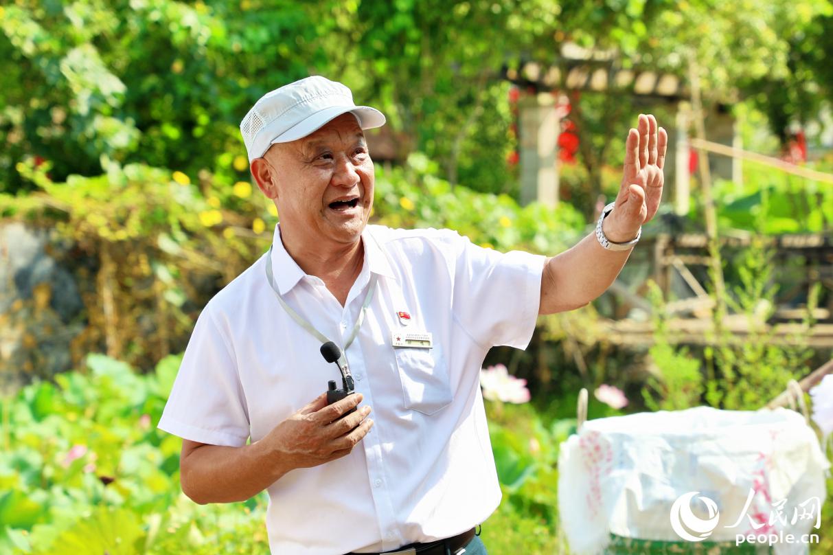 紅色文化講解員、紅軍后代鐘鳴有6位親人都是紅軍烈士，感念先輩犧牲的他，在家鄉(xiāng)義務(wù)講解紅色文化已有40年。人民網(wǎng) 李唯一攝