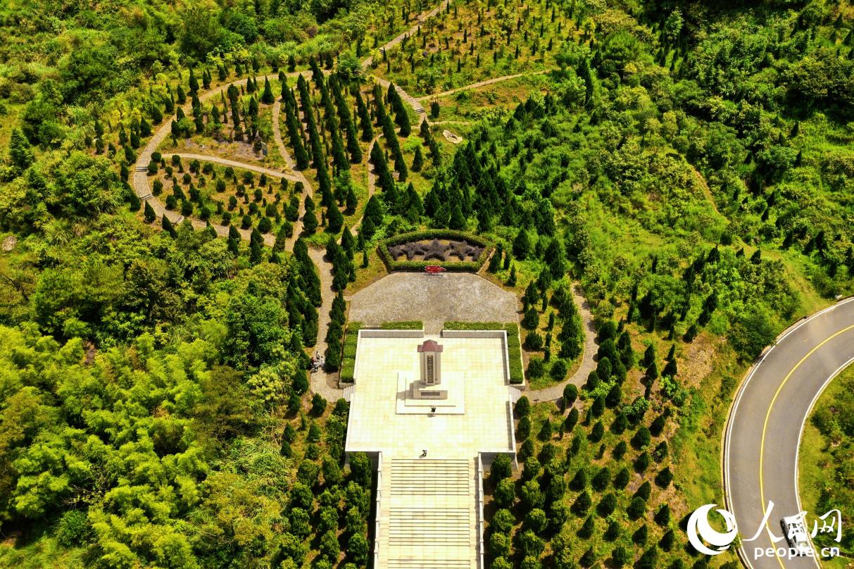 松毛嶺戰(zhàn)斗烈士紀念碑屹立于松毛嶺之上。人民網(wǎng) 李唯一攝