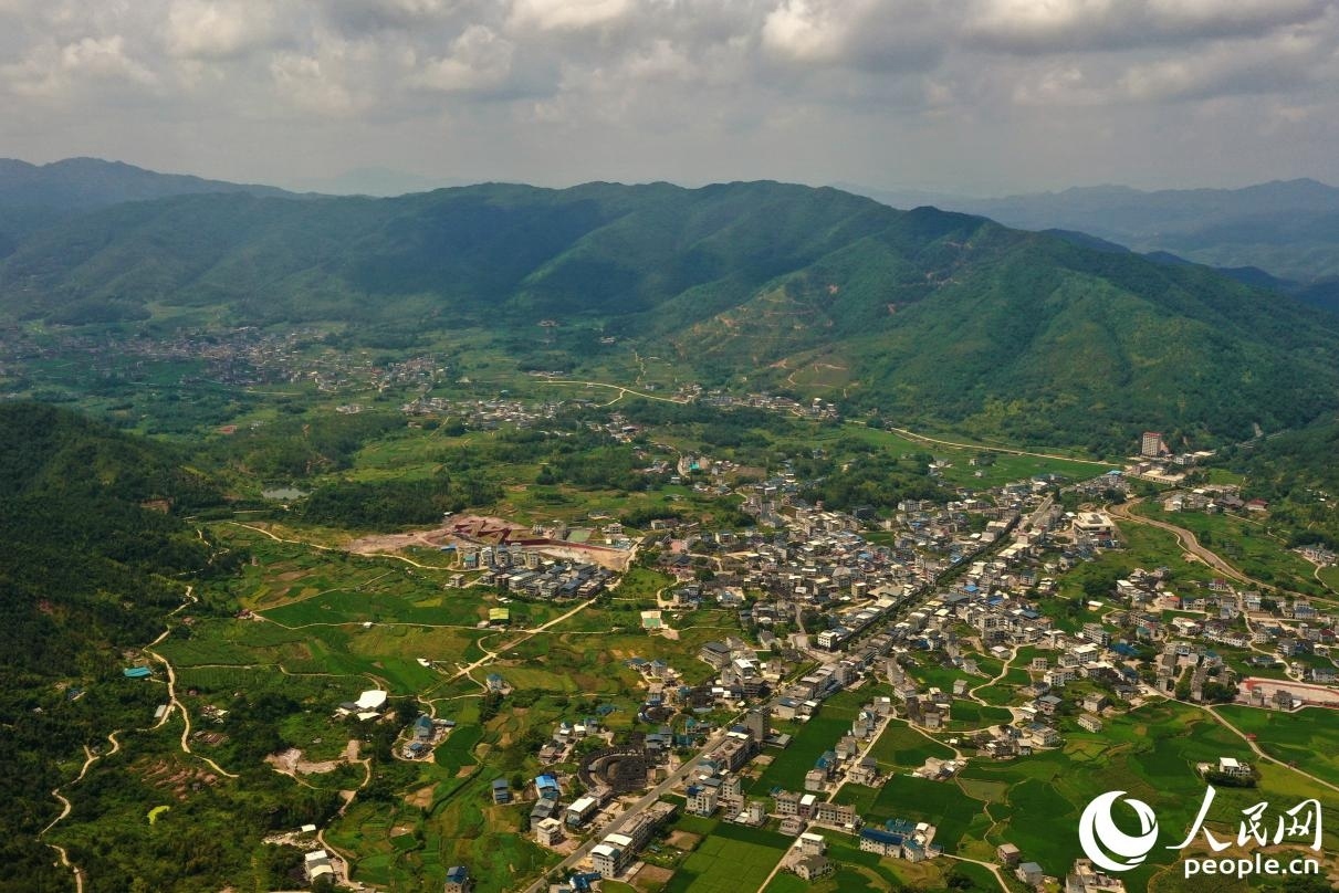 登上松毛嶺，俯瞰長汀縣。人民網(wǎng) 李唯一攝