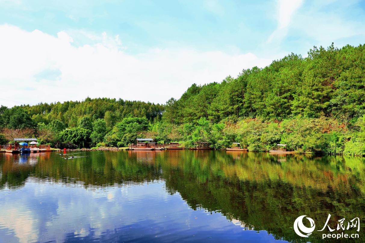 停靠在江邊的游船。人民網(wǎng) 李唯一攝