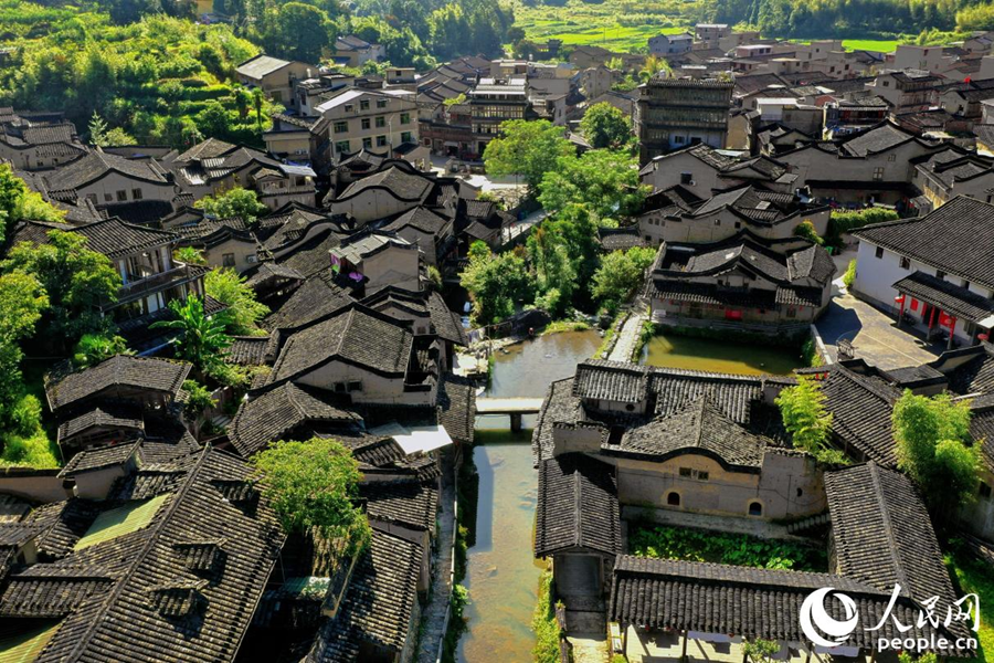 擁有“小橋流水人家”之景的龍?zhí)洞?，面貌煥然一新。人民網(wǎng) 李唯一攝