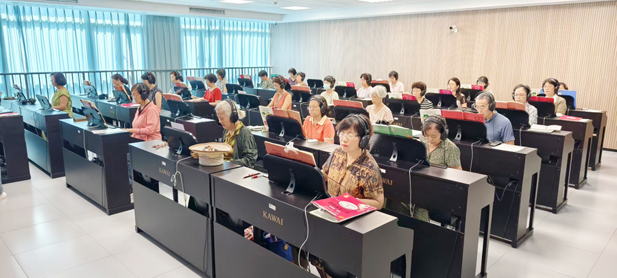 鋼琴班學(xué)員在學(xué)習(xí)樂理課。林林?jǐn)z