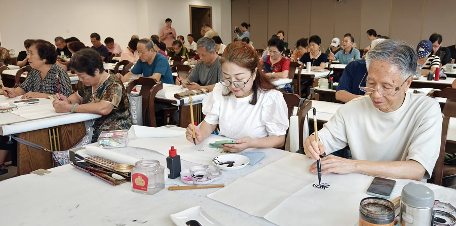 書畫班的學(xué)員正在練習(xí)。林林?jǐn)z