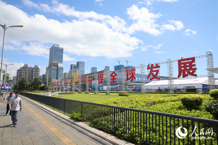 廈門會展中心入口處綠意盎然。人民網(wǎng)記者 陳博攝