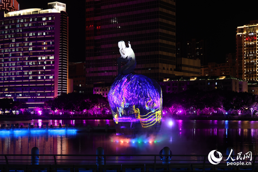 跳動的音符在白鷺女神雕像上呈現(xiàn)。人民網(wǎng)記者 陳博攝