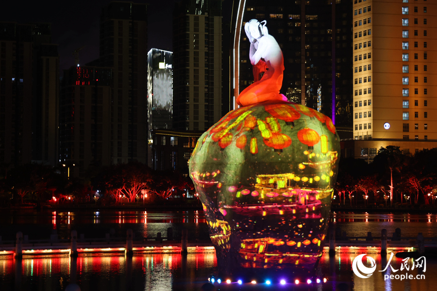 生動的畫面在白鷺女神雕像上精彩演繹。人民網(wǎng)記者 陳博攝