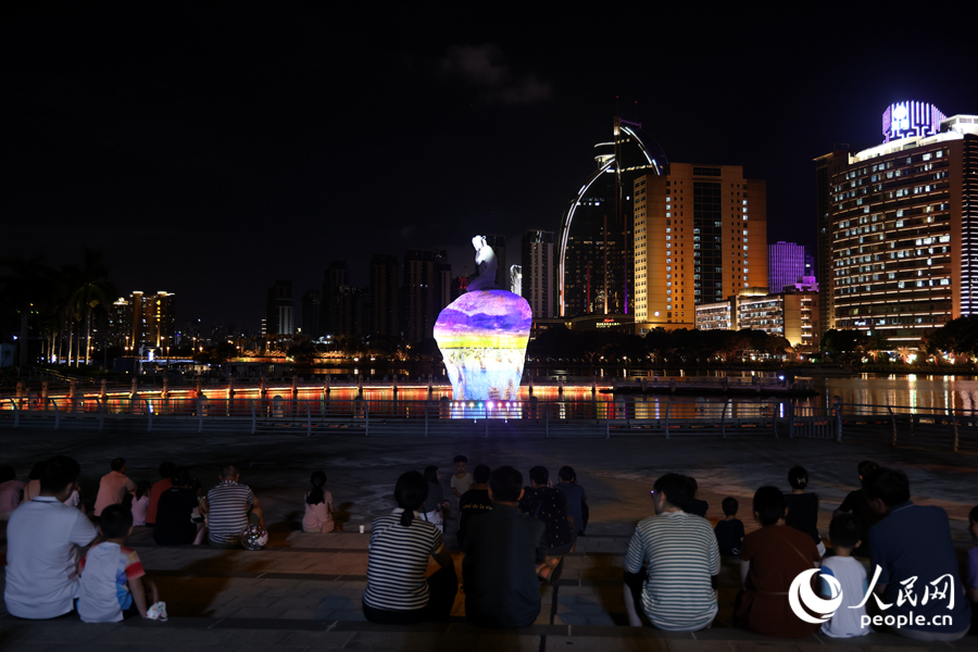 市民游客在筼筜湖畔觀賞燈光秀。人民網(wǎng)記者 陳博攝