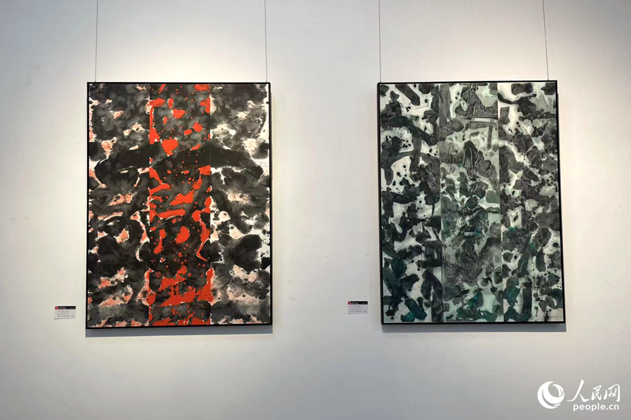 兼具傳統(tǒng)水墨元素與當(dāng)代探索的參展畫作。人民網(wǎng)記者 林盈攝