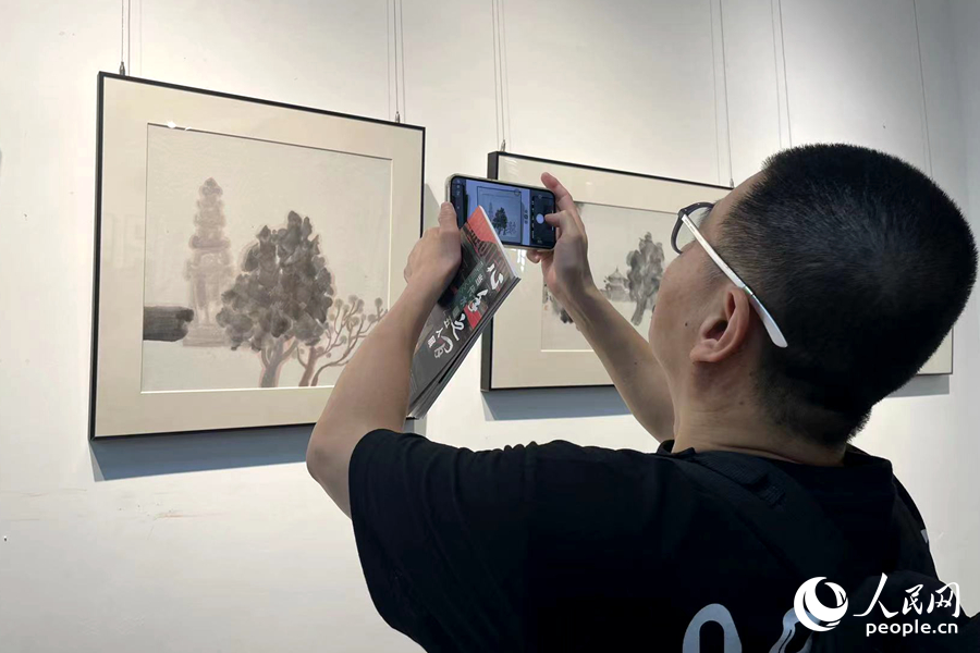 現(xiàn)場(chǎng)作品風(fēng)格各異，引觀展者細(xì)品門道。人民網(wǎng)記者 林盈攝