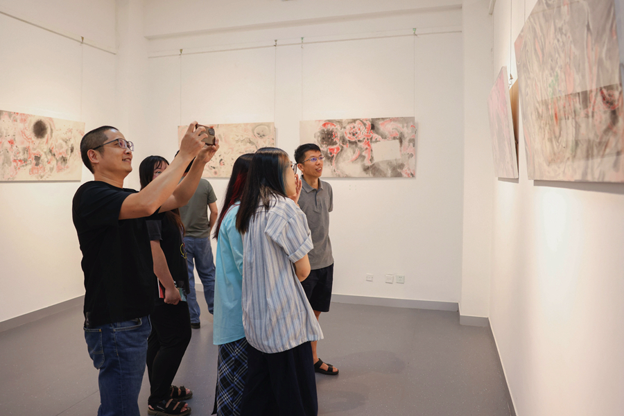 開幕當(dāng)天不少學(xué)生、藝術(shù)愛好者來到畫展觀摩學(xué)習(xí)。主辦方供圖