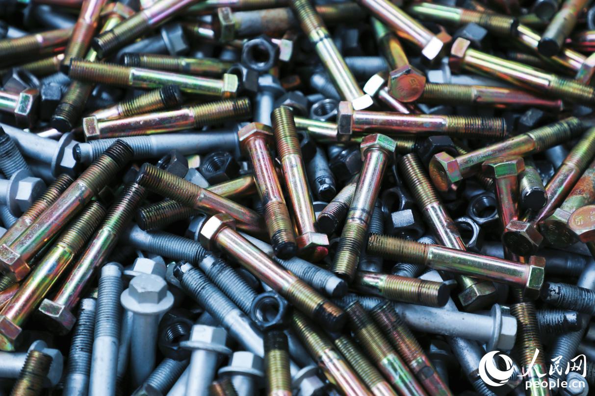 福建青拓重工有限公司將上游青拓集團的不銹鋼充分運用，實現(xiàn)零部件生產(chǎn)到整裝閉環(huán)。人民網(wǎng) 李唯一攝