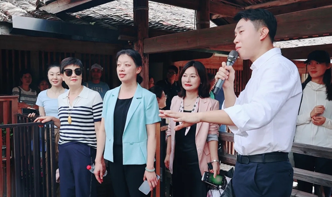 現(xiàn)場(chǎng)參觀。