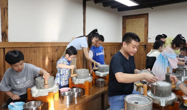 體驗(yàn)石磨豆?jié){等手工藝活動(dòng)。
