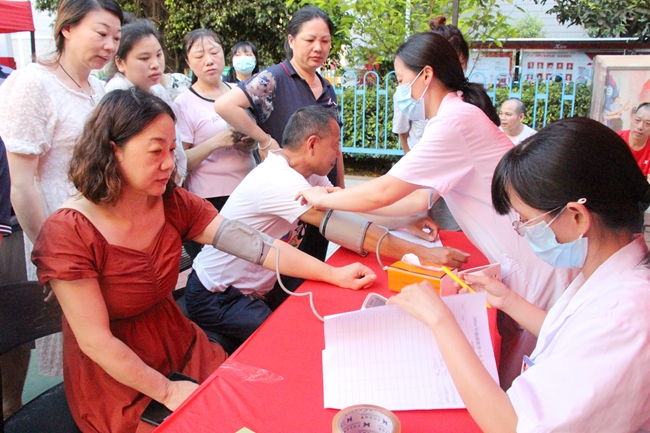 健康服務進企業(yè) ，醫(yī)護人員免費為職工們測量血壓。泉州開發(fā)區(qū)供圖