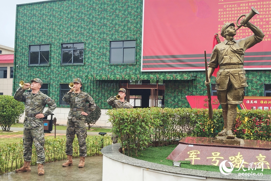 官兵在“軍號(hào)嘹亮”雕塑前吹奏軍號(hào)，澎湃嘹亮。人民網(wǎng) 楊灝昱攝