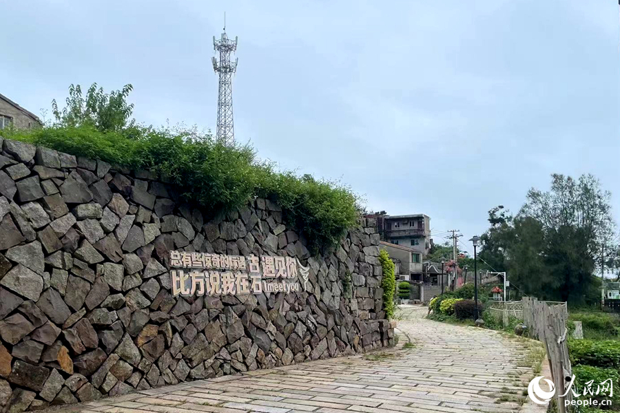 連江238公里的海岸線上共有近海5G站點(diǎn)151個(gè)，成為山海之間的新風(fēng)景線。人民網(wǎng)記者 林盈攝