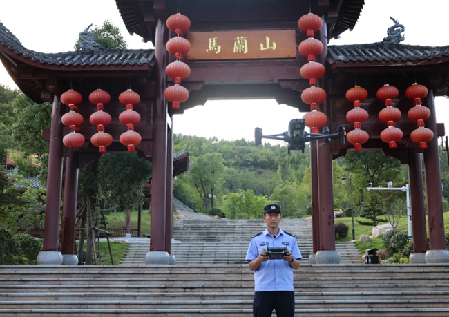 民警利用無人機(jī)開展景區(qū)巡防。龍巖公安供圖