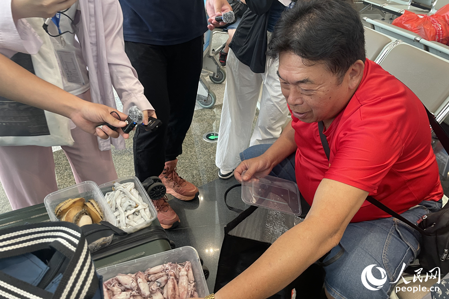 金門李先生買了不少海鮮準(zhǔn)備帶回去與家人分享。人民網(wǎng)記者 林盈攝