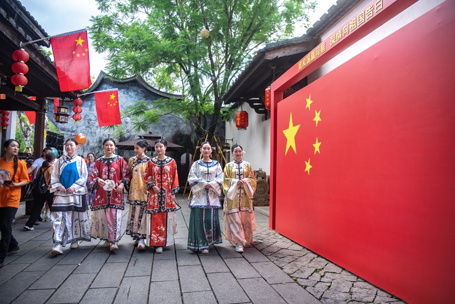 游客身著傳統(tǒng)服飾，行走在連江古街巷中。