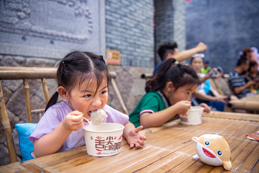 小朋友品嘗魚丸。