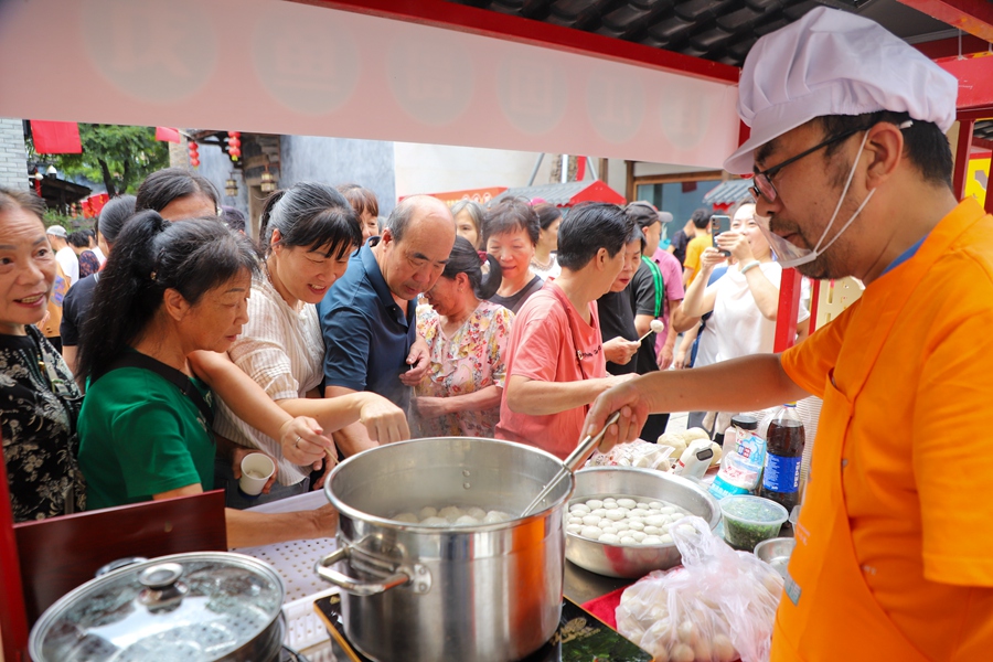 游客聚集在魚丸攤位前，等待這份特色美食出鍋。連江縣融媒體中心供圖