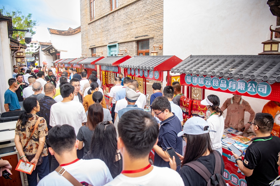 巷陌之間，人頭攢動。