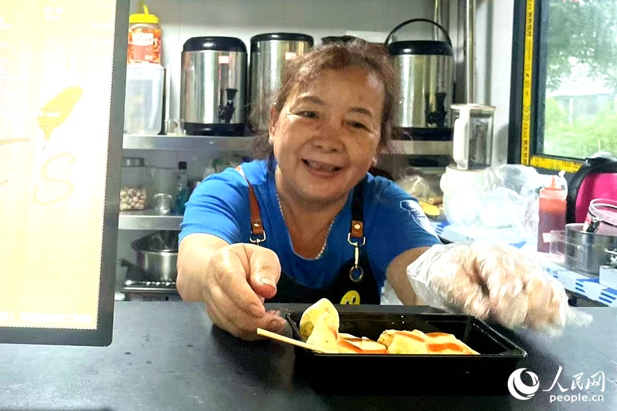 王淑娟在福州開(kāi)始了退休后的“再創(chuàng)業(yè)”。人民網(wǎng)記者 林盈攝