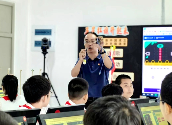 福州市錢塘小學(xué)黃育偉老師正在給學(xué)生上信息科技課。受訪學(xué)校供圖