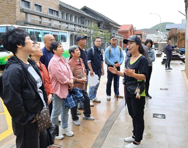 游客聆聽(tīng)講解