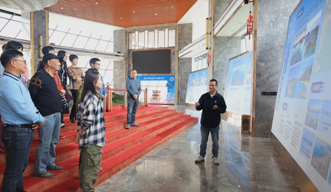 游客聆聽(tīng)講解