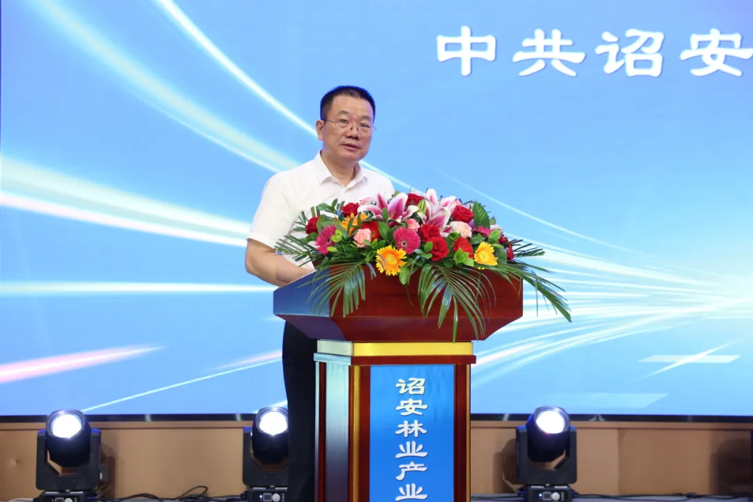 詔安縣政府縣長黃慶華在會(huì)上講話