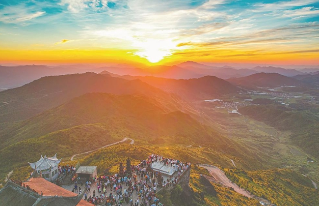 仙風(fēng)山日出云海吸引省內(nèi)外游客前來(lái)打卡。葉曉暉攝