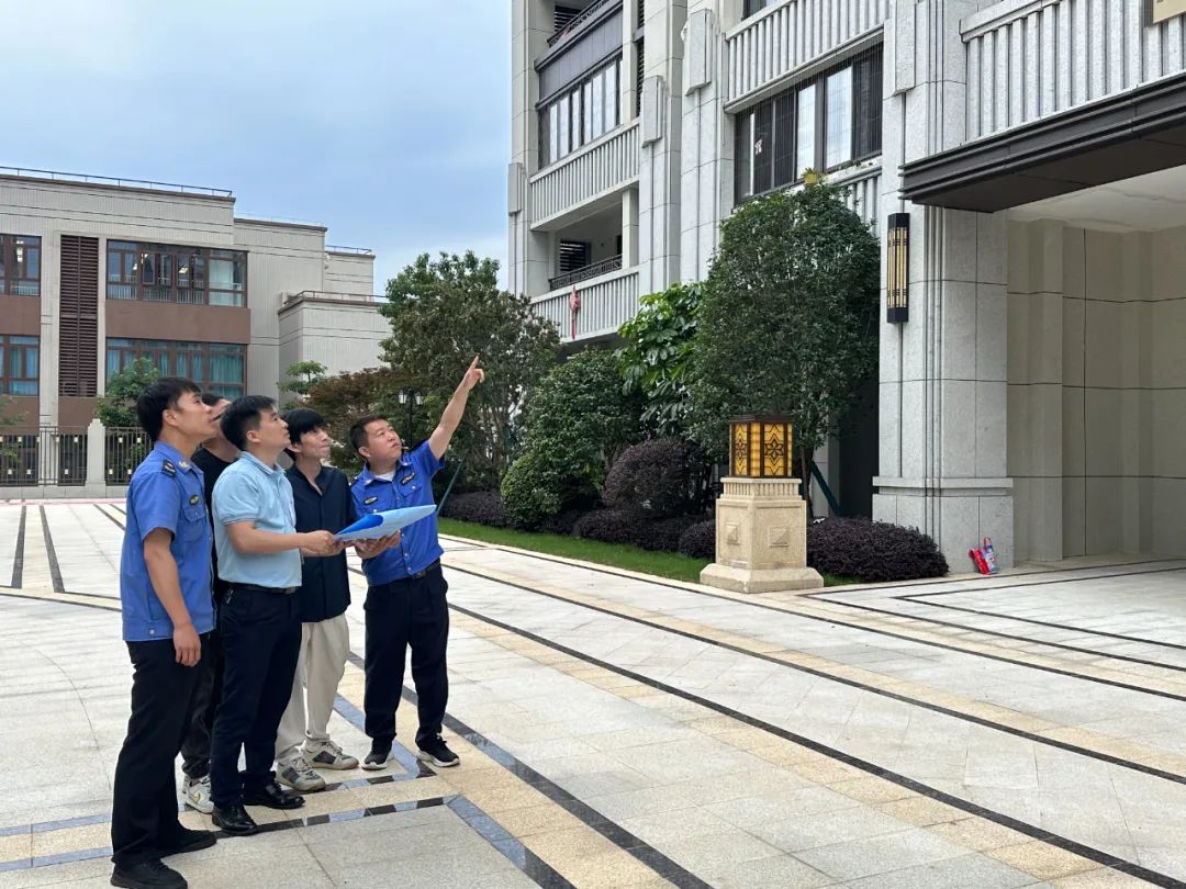 陽下街道向陽社區(qū)“紅色網(wǎng)格小分隊(duì)”定期檢查轄區(qū)小區(qū)安全疏散通道