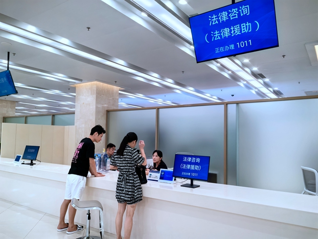 法律咨詢窗口正在接待群眾