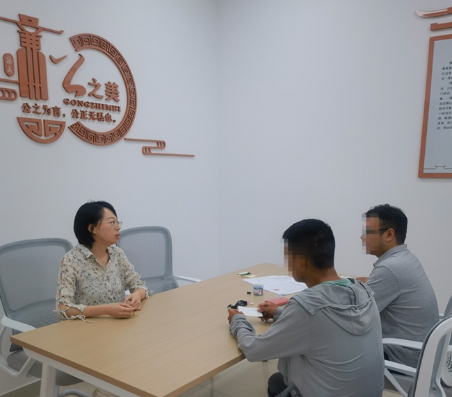 區(qū)法院駐中心調(diào)解團隊化解一起道路交通糾紛