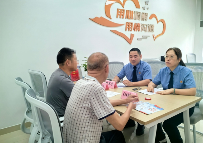 區(qū)檢察院12309檢察服務中心駐綜治中心工作人員組織當事人調(diào)解