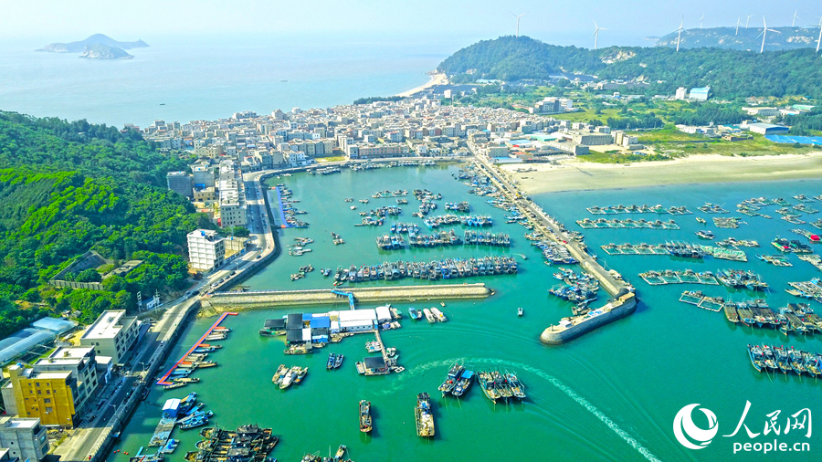 澳角村漁港一片忙碌景象。人民網(wǎng) 李昌乾攝