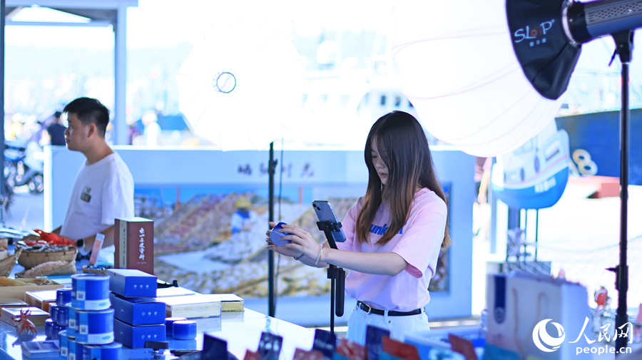 9.在澳角村，一名主播在直播間里推介當(dāng)?shù)睾ｕr加工產(chǎn)品。人民網(wǎng) 李昌乾攝