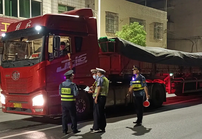 上杭縣公安局交警大隊聯(lián)合交通執(zhí)法大隊開展“零點”統(tǒng)一行動