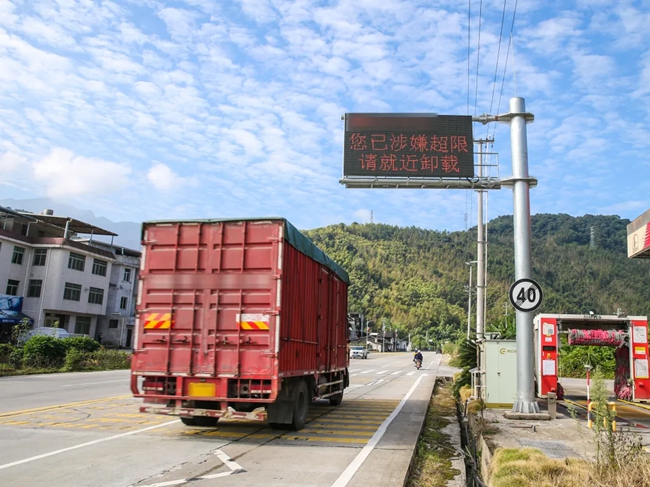 在新羅龍門朝前路段科技治超點，系統(tǒng)監(jiān)測到一輛重型貨車超限運輸，執(zhí)法人員依法處罰并責令卸載貨物