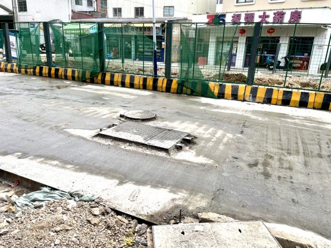井蓋四周的地磚被去除，與路面形成明顯高度差。留言人供圖