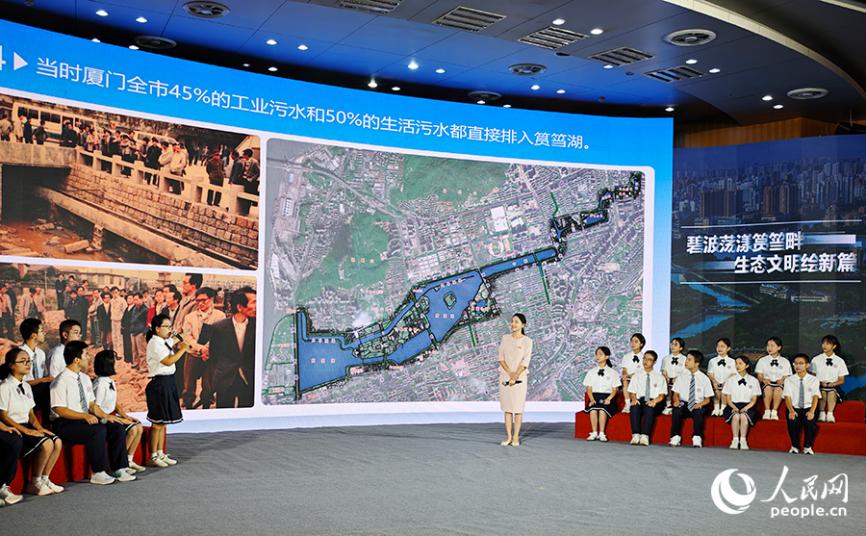 現(xiàn)場課例展示環(huán)節(jié)，以中學地理課為例，結(jié)合教材內(nèi)容講述廈門筼筜湖治理案例，引導學生理解習近平生態(tài)文明思想的深刻內(nèi)涵。人民網(wǎng) 黃東儀攝