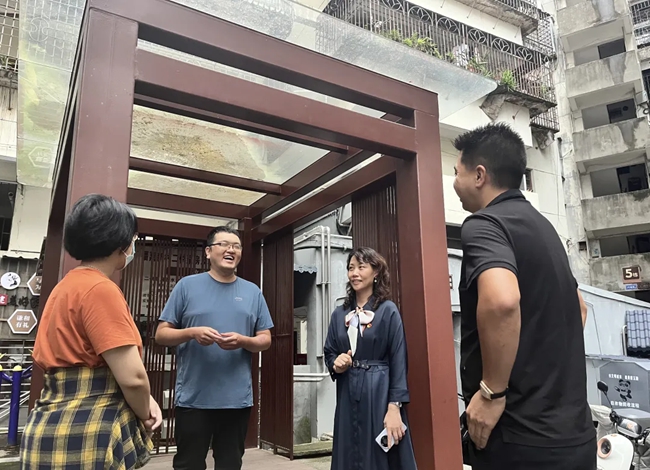 社區(qū)黨委書記翁晨霞與居民代表、施工方現(xiàn)場溝通工程進展