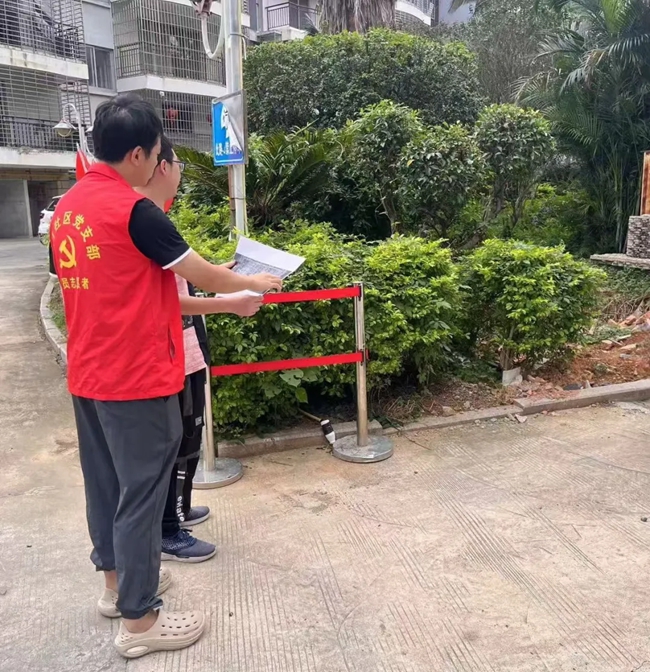 龍江街道南門社區(qū)工作人員等現(xiàn)場勘察管道走勢