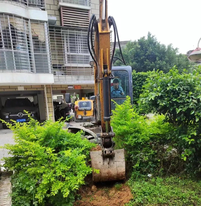 改造中的福源城小區(qū)管道工程現(xiàn)場