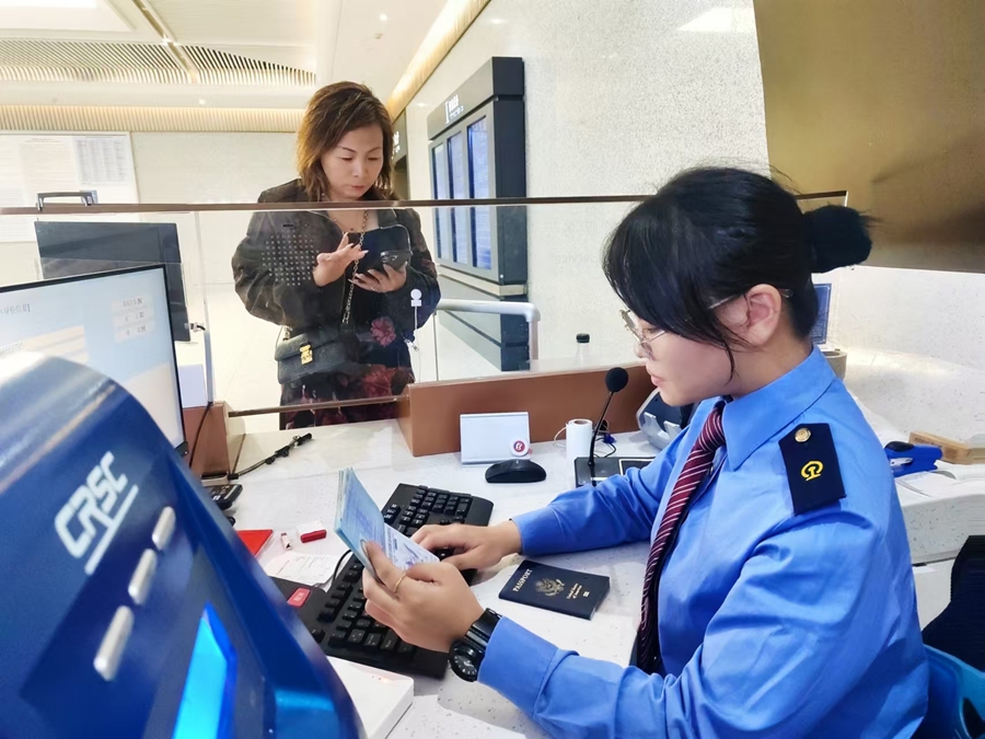 福州南站售票員為旅客辦理車票改簽手續(xù)。胡璐攝