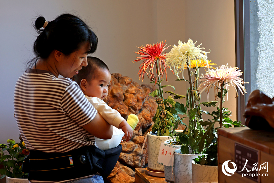 一對母子在廈門中山公園花展館內參觀。人民網記者 陳博攝